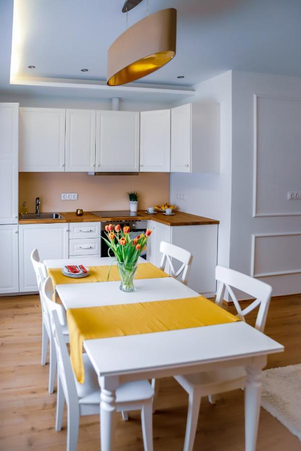 Cozy Apartment In The Downtown Gyor Exterior photo